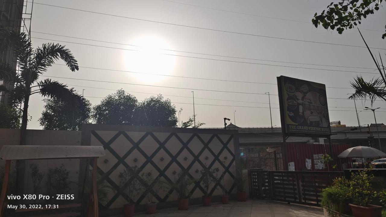 Tgv Hotel Ahmedabad Esterno foto