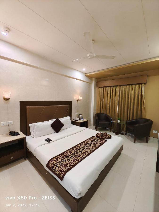Tgv Hotel Ahmedabad Esterno foto