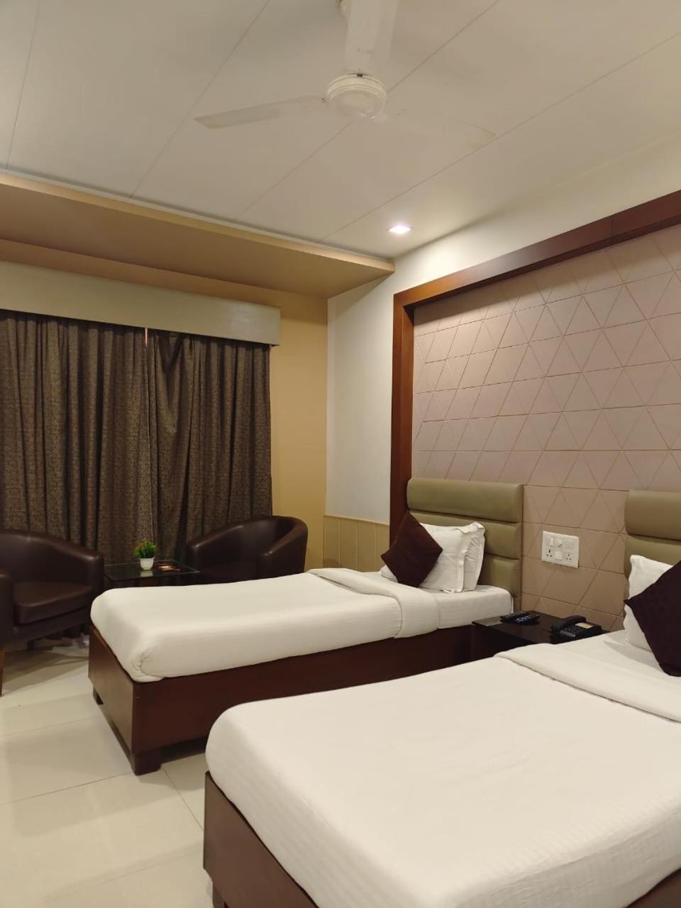 Tgv Hotel Ahmedabad Esterno foto